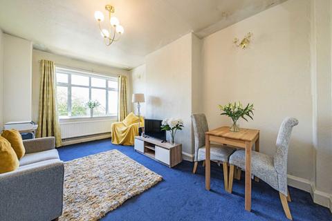 3 bedroom flat for sale, Fieldview, London SW18