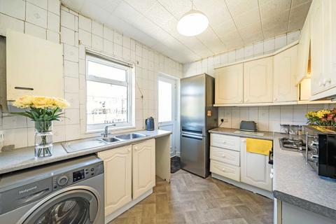 3 bedroom flat for sale, Fieldview, London SW18