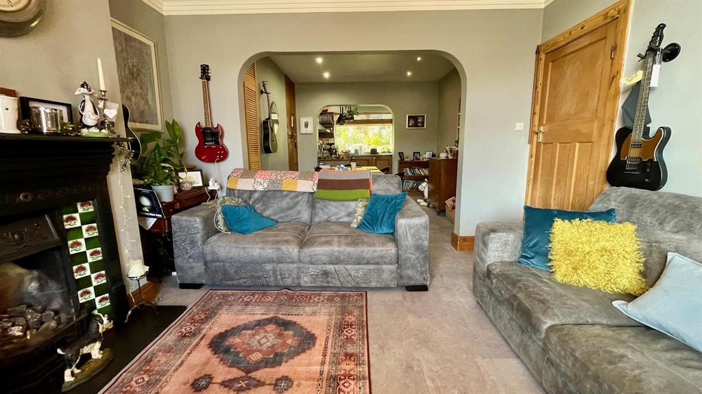 Open plan lounge/dining room