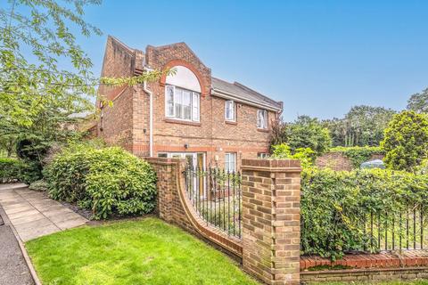 27 Catherine Drive, Richmond, TW9 2BX