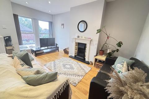 3 bedroom house to rent, Knowle Mount, Leeds