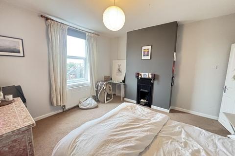 3 bedroom house to rent, Knowle Mount, Leeds