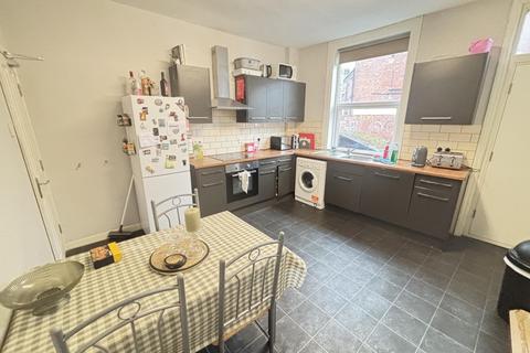 3 bedroom house to rent, Knowle Mount, Leeds