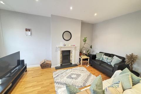 3 bedroom house to rent, Knowle Mount, Leeds