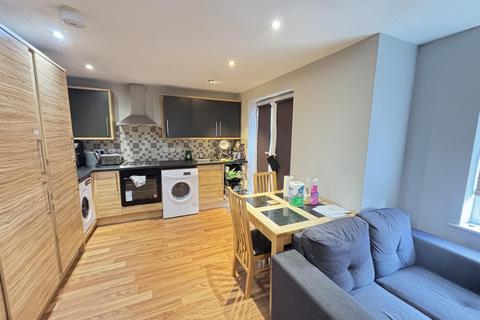 2 bedroom house to rent, Cardigan Road, Leeds