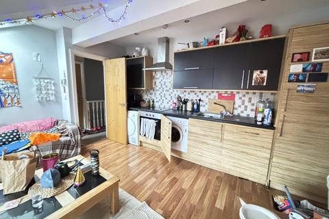 2 bedroom house to rent, Cardigan Road, Leeds