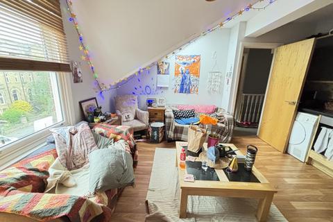 2 bedroom house to rent, Cardigan Road, Leeds