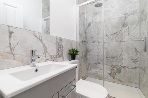 6 bedroom house to rent, Blenheim Square, Leeds