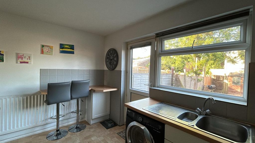 Kit - 76 Edmonton Road.jpg