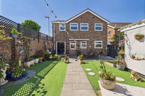 Eagle Way, Abbeydale, Gloucester, Gloucestershire, GL4