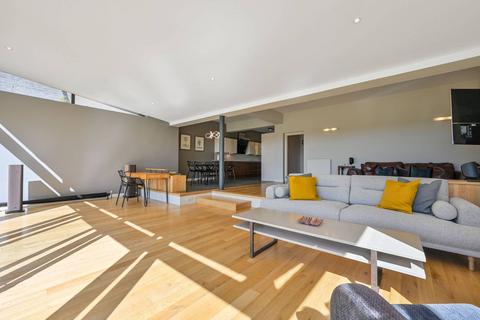 Jefferson House Hogs Back, Puttenham, Guildford, GU3 1AQ