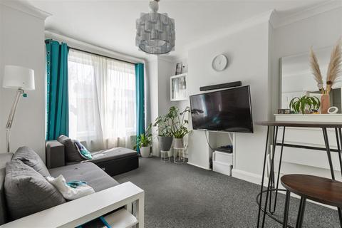 2 bedroom flat for sale, Balfour Road, London