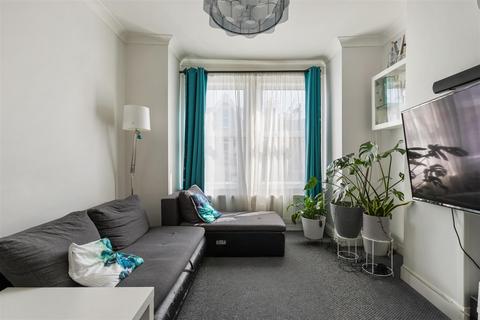 2 bedroom flat for sale, Balfour Road, London