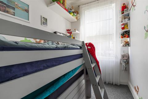 2 bedroom flat for sale, Balfour Road, London