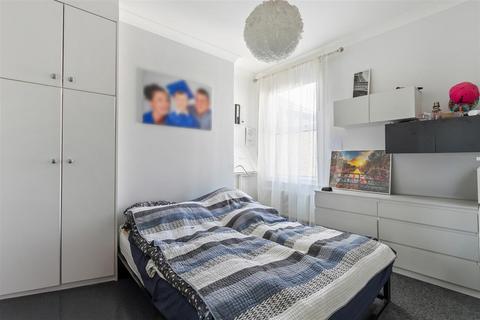 2 bedroom flat for sale, Balfour Road, London