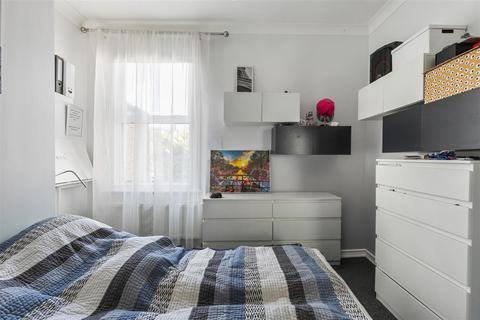 2 bedroom flat for sale, Balfour Road, London