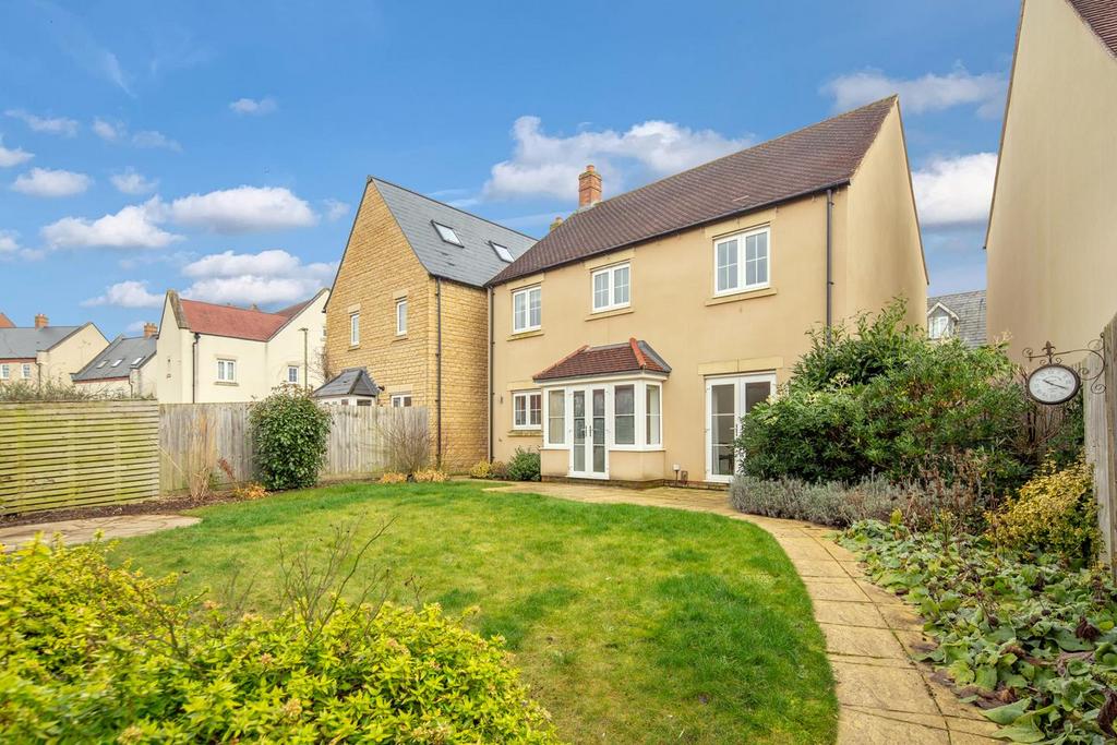 32-rear garden 4.jpg