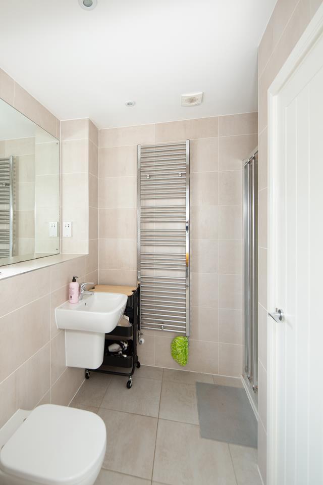 21-en-suite vertical 1.jpg