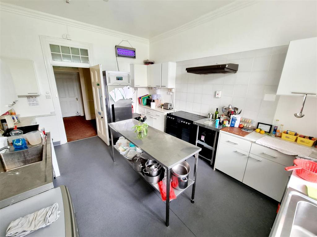 Kitchen 1.jpg