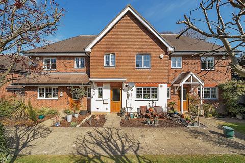 3 Spire Place, Warlingham, CR6 9LW