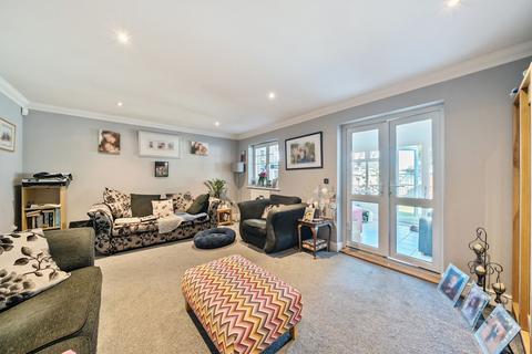 3 Spire Place, Warlingham, CR6 9LW