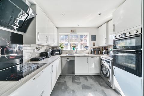 3 Spire Place, Warlingham, CR6 9LW
