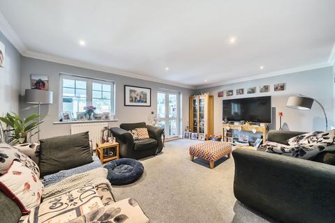 3 Spire Place, Warlingham, CR6 9LW