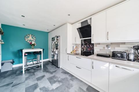 3 Spire Place, Warlingham, CR6 9LW