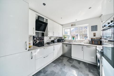 3 Spire Place, Warlingham, CR6 9LW