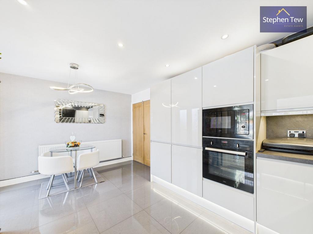 Kitchen/ Dining Room
