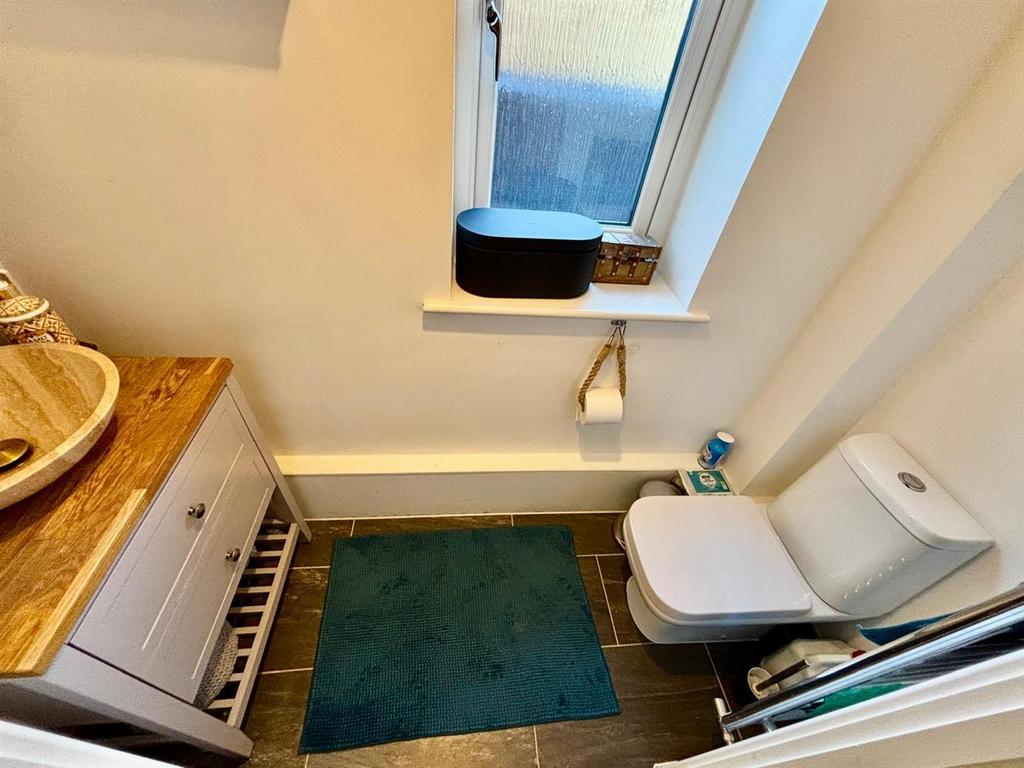 Cloakroom / WC: