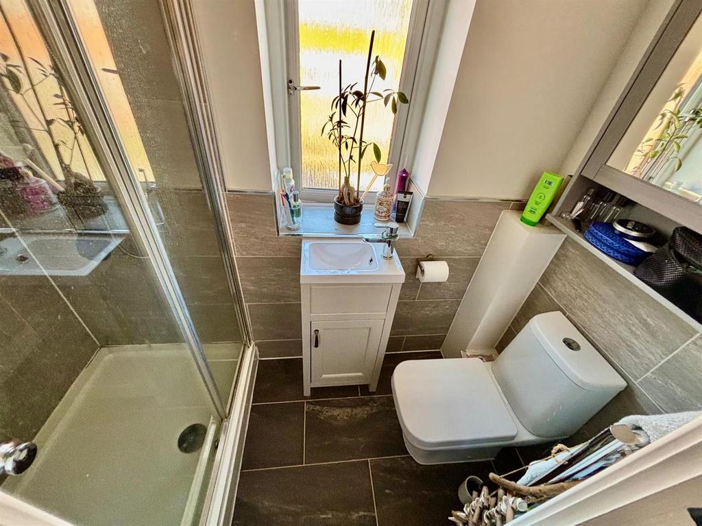 En-suite Shower Room / WC: