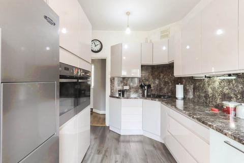 115 Trent Gardens, London, N14 4QE