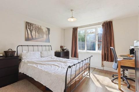 115 Trent Gardens, London, N14 4QE