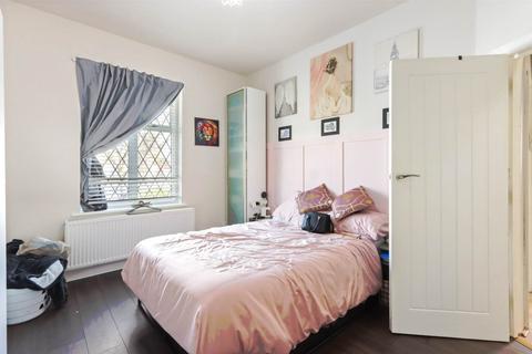 115 Trent Gardens, London, N14 4QE