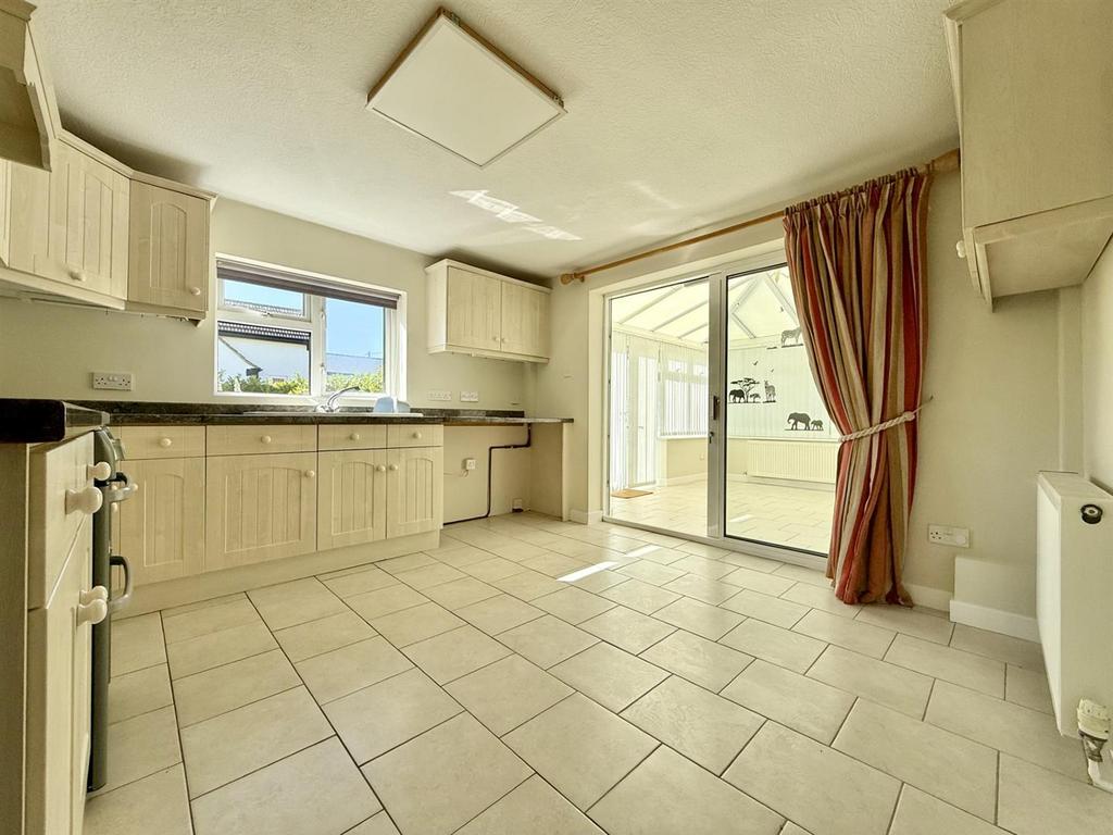 Kitchen2.jpg
