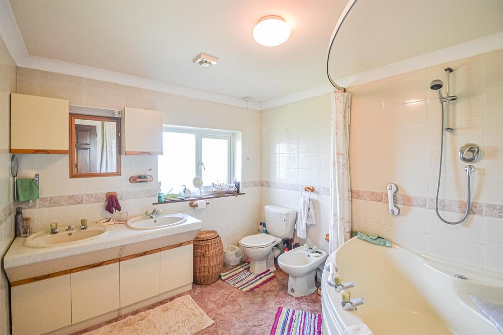 En-Suite Bathroom (Bedroom One)