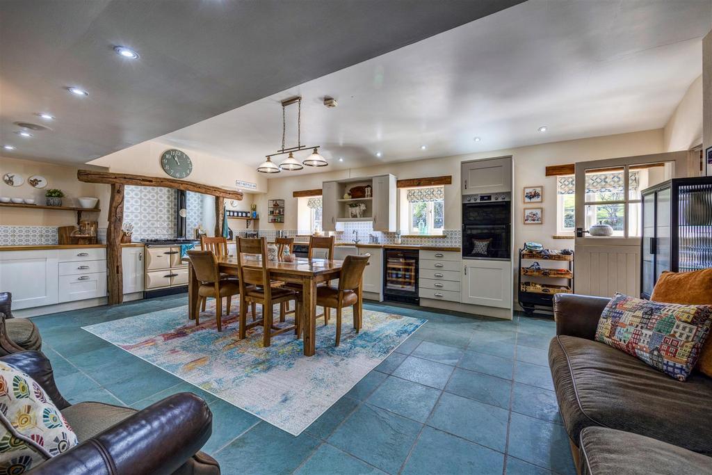 Kitchen 02.jpg