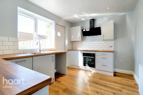 4 bedroom semi-detached house for sale, Whitecliffe Crescent, Leeds