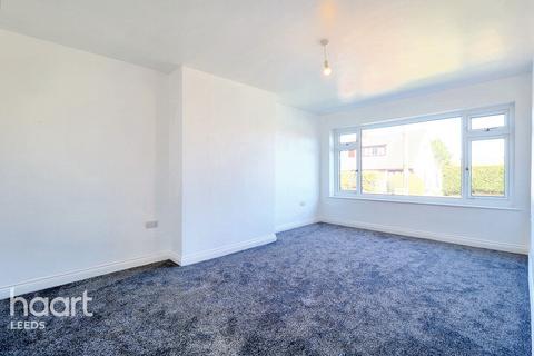 4 bedroom semi-detached house for sale, Whitecliffe Crescent, Leeds