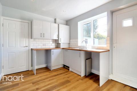4 bedroom semi-detached house for sale, Whitecliffe Crescent, Leeds