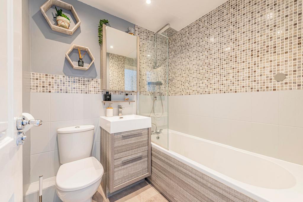 Bathroom W.C (1)