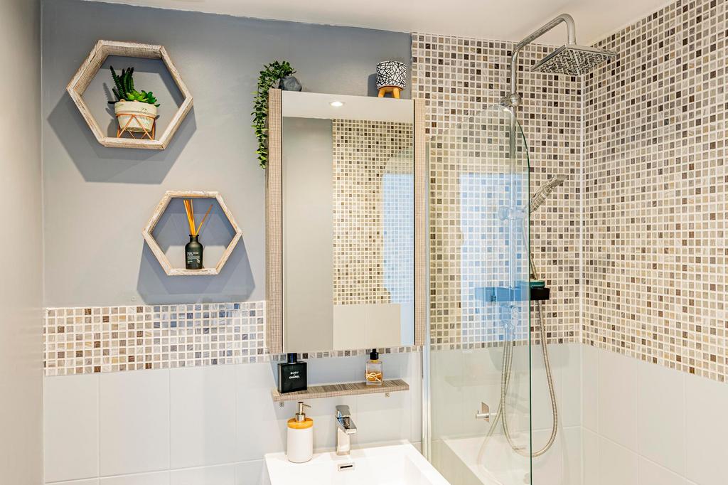 Bathroom W.C (2)
