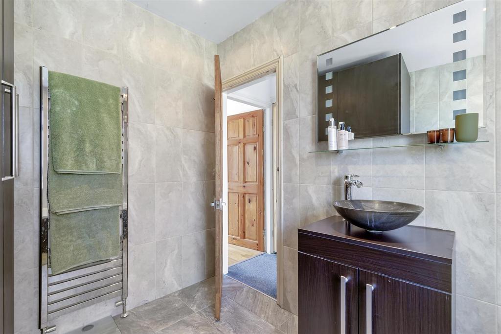 Bathroom 2.jpg