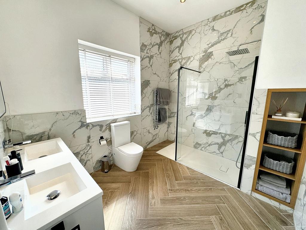 Master Bedroom En-suite