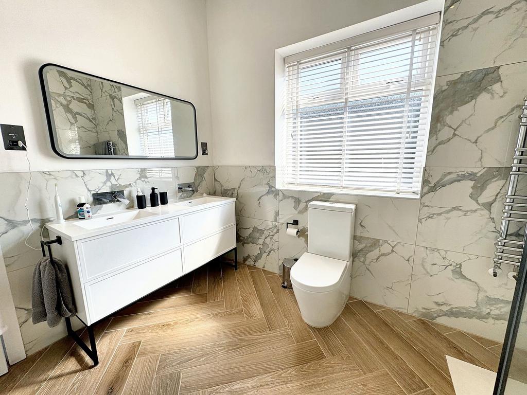 Master Bedroom En-suite
