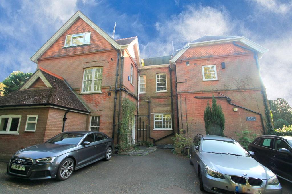 Harestone Hill, Caterham CR3 2 bed flat for sale - £350,000