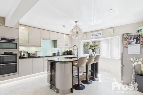 2 Old Ferry Drive, Wraysbury, Staines, TW19 5EW