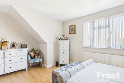 2 Old Ferry Drive, Wraysbury, Staines, TW19 5EW