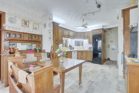 4 bedroom detached house for sale, Priory Cresent, Southend-on-Sea, SS2